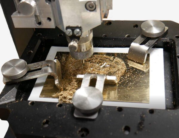 acc-jigs-jewelry-cutting-84897-print Imagen de la M20 Jewel grabando una alianza de oro, ideal para personalización de joyas en tiendas y talleres de Bogotá.