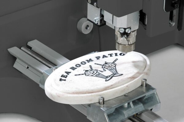 mac-a-m40-small-signage-tearoom M40 con puntero láser Point & Shoot activo, sistema de alineación intuitiva para trabajos personalizados en materiales variados.