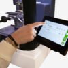M20 Jewel ejecutando grabado personalizado sobre anillo de compromiso, tecnología francesa con soporte local en Colombia.
