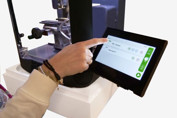 M20 Jewel ejecutando grabado personalizado sobre anillo de compromiso, tecnología francesa con soporte local en Colombia.