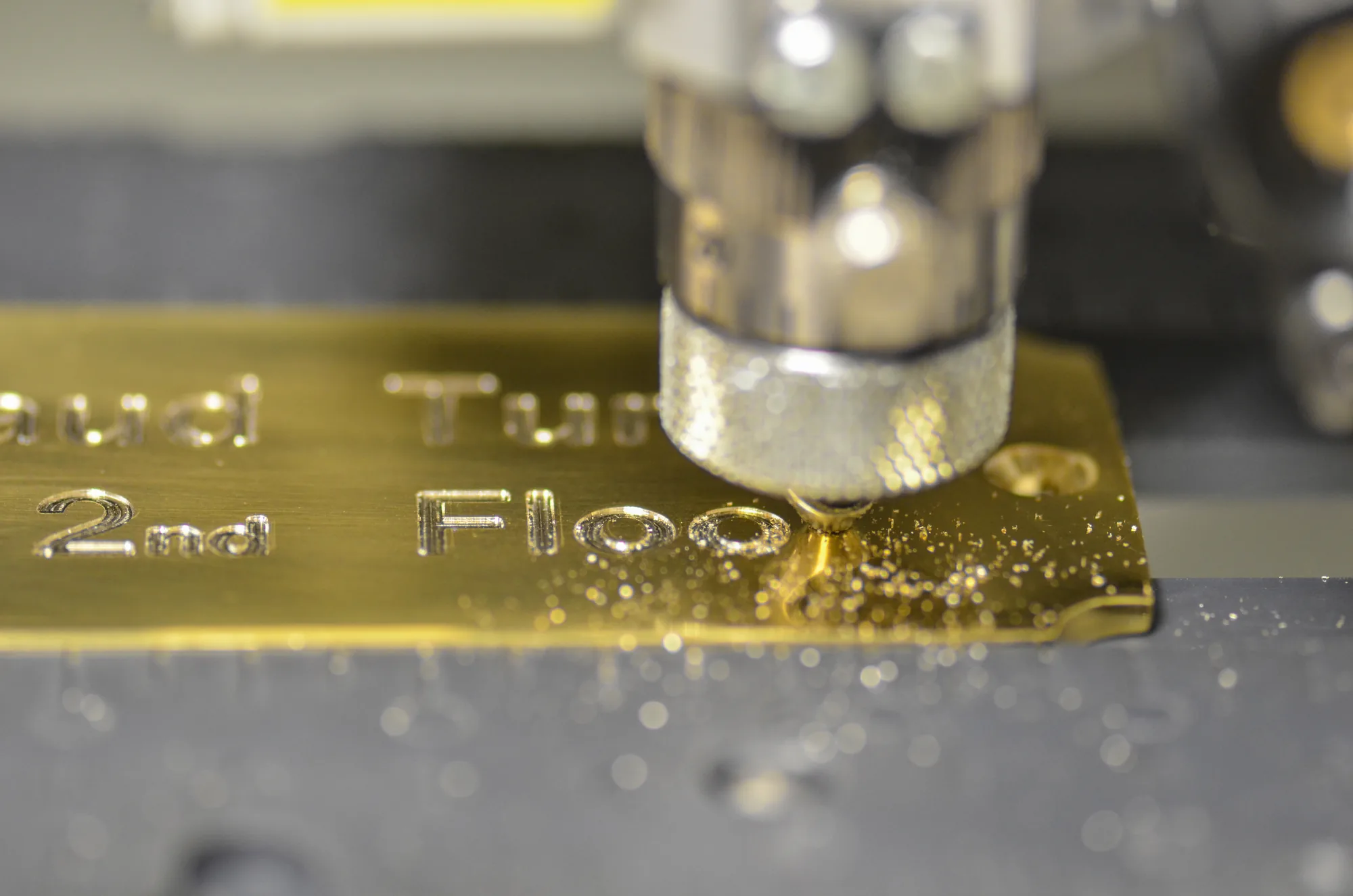 Placa metálica grabada por fresado rotativo