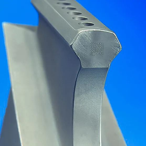 Álabe de turbina aeroespacial con código de trazabilidad marcado en el metal