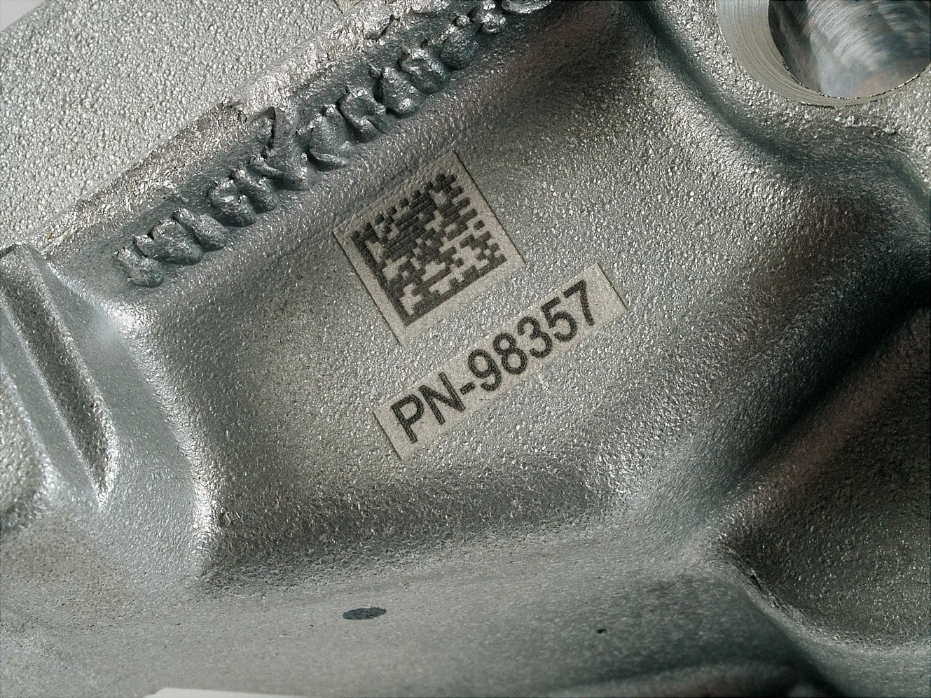 Código DataMatrix grabado con láser sobre pieza metálica para trazabilidad industrial