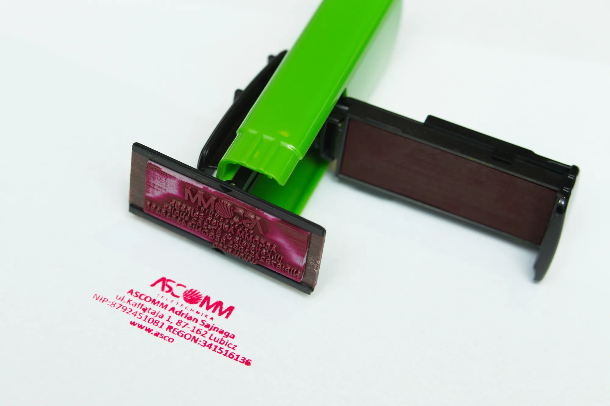 Sellos de caucho personalizados con tinta de colores fabricados con láser