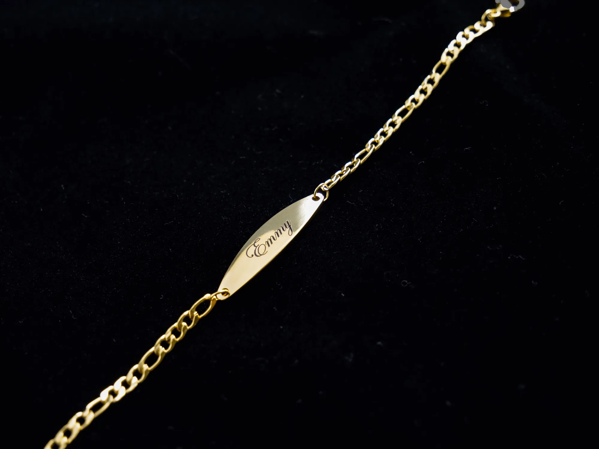Brazalete de oro grabado con láser con un nombre
