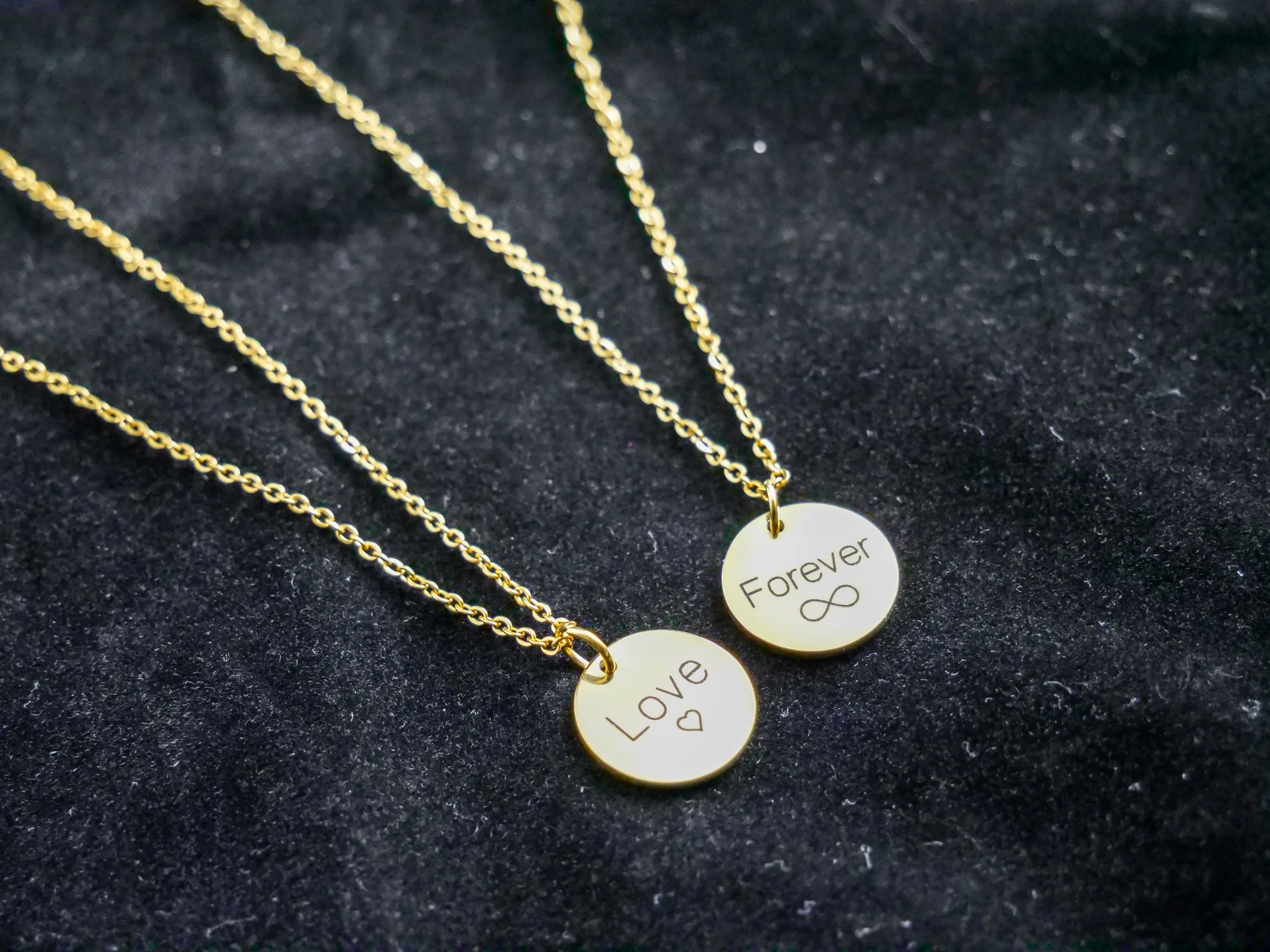 Dijes de metal grabados con láser para joyería