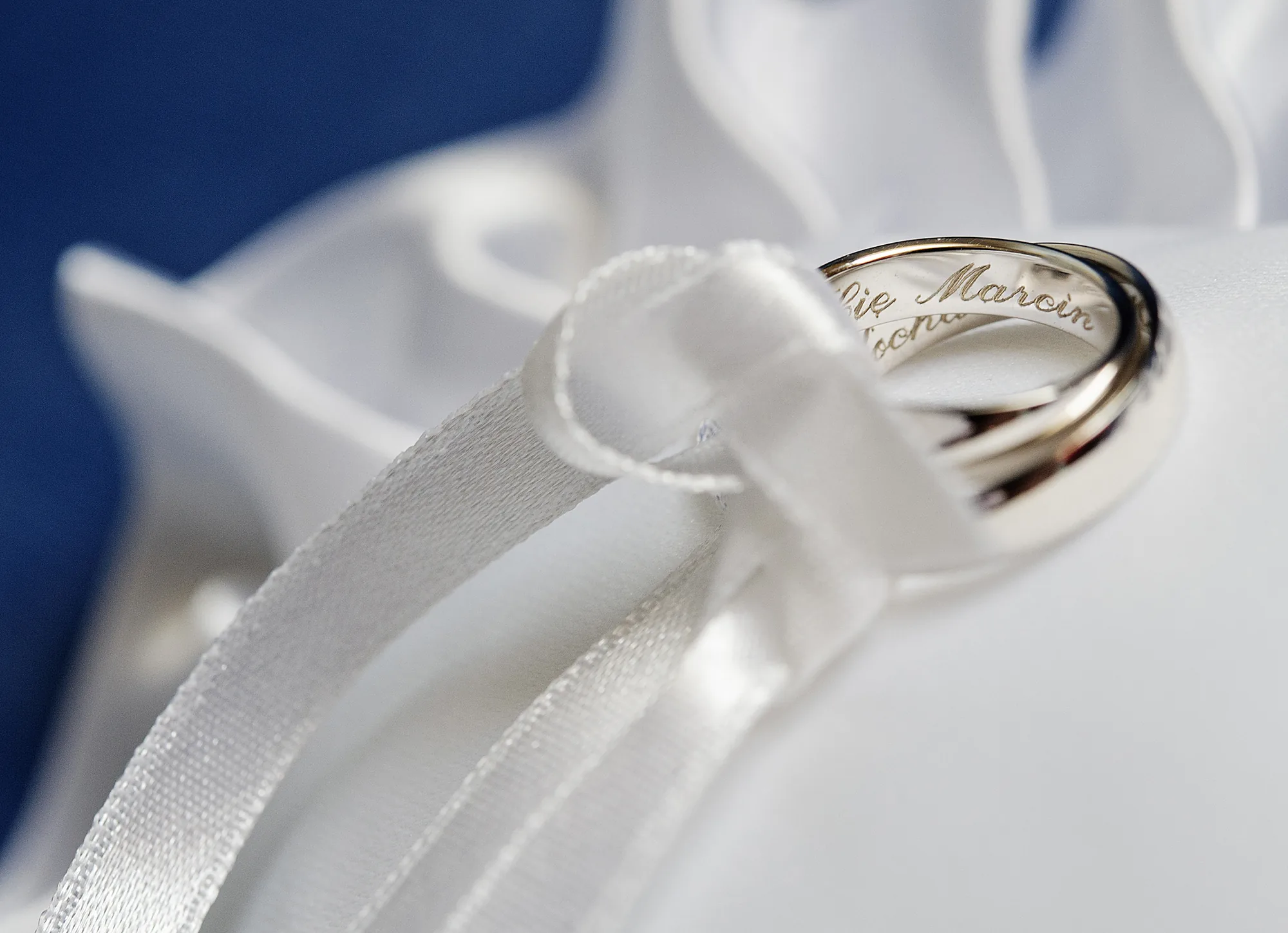Anillos de matrimonio grabados con rayado rotativo