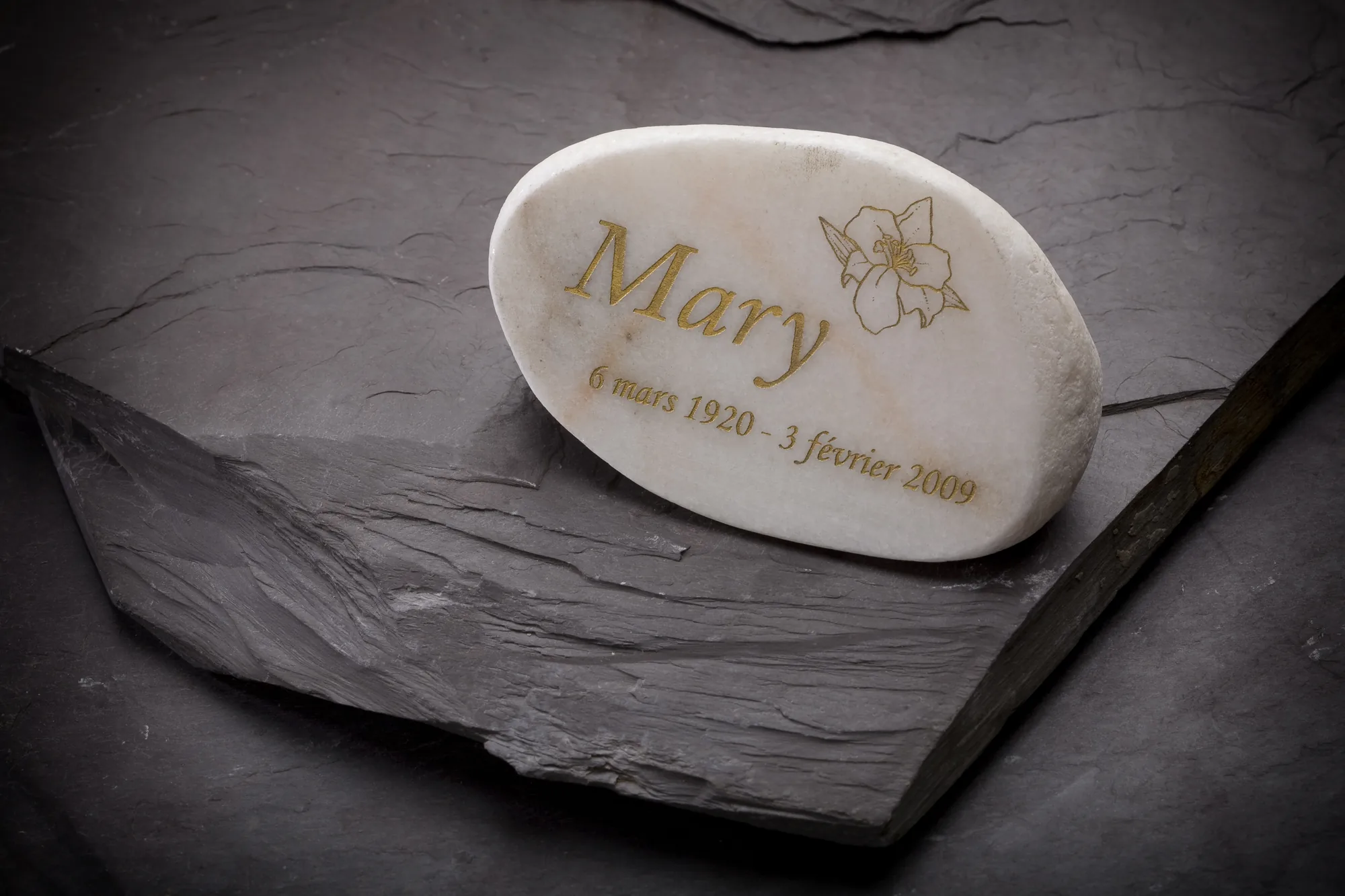 Placa conmemorativa en mármol grabada con láser
