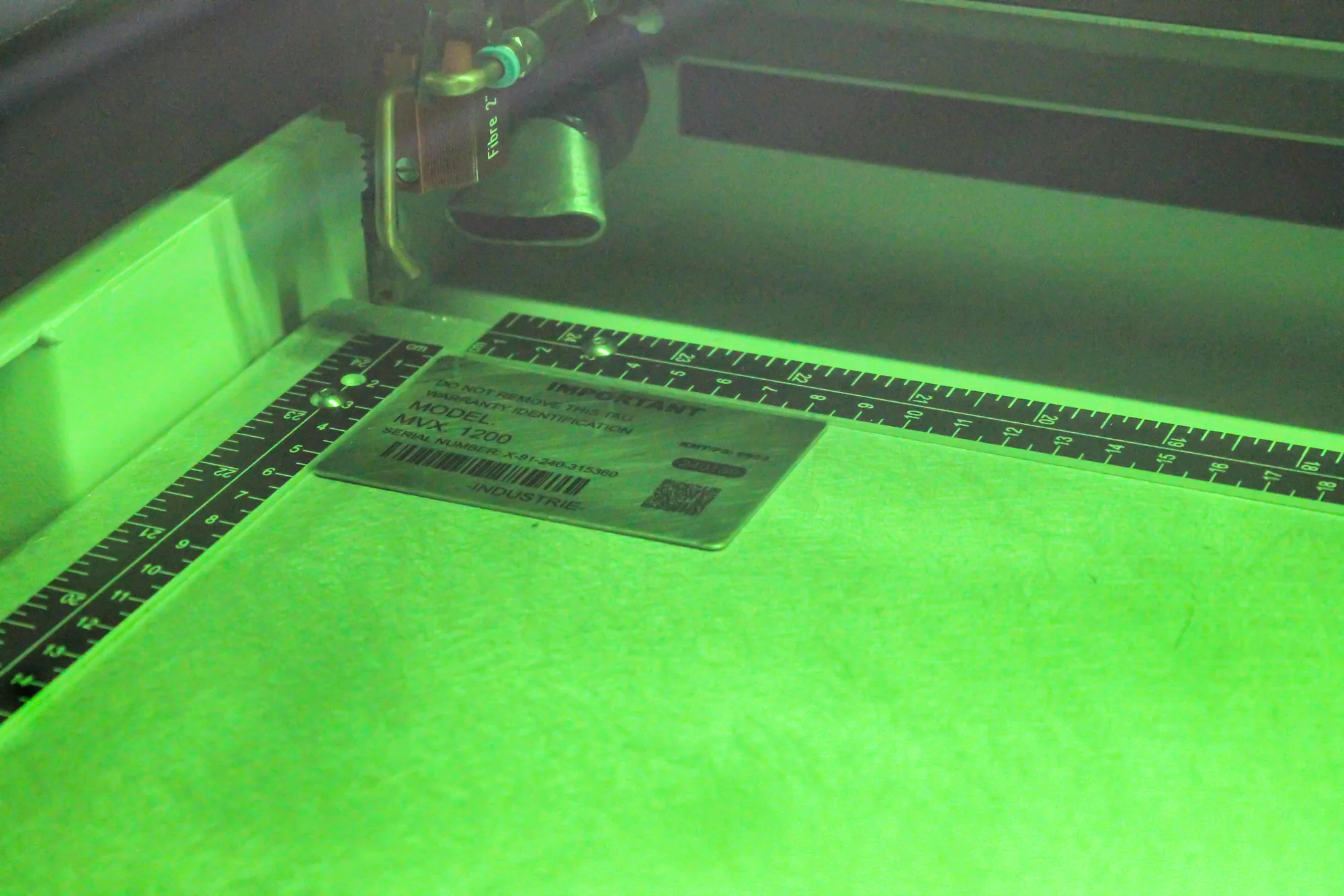 LS900 Fibra marcando una placa de metal