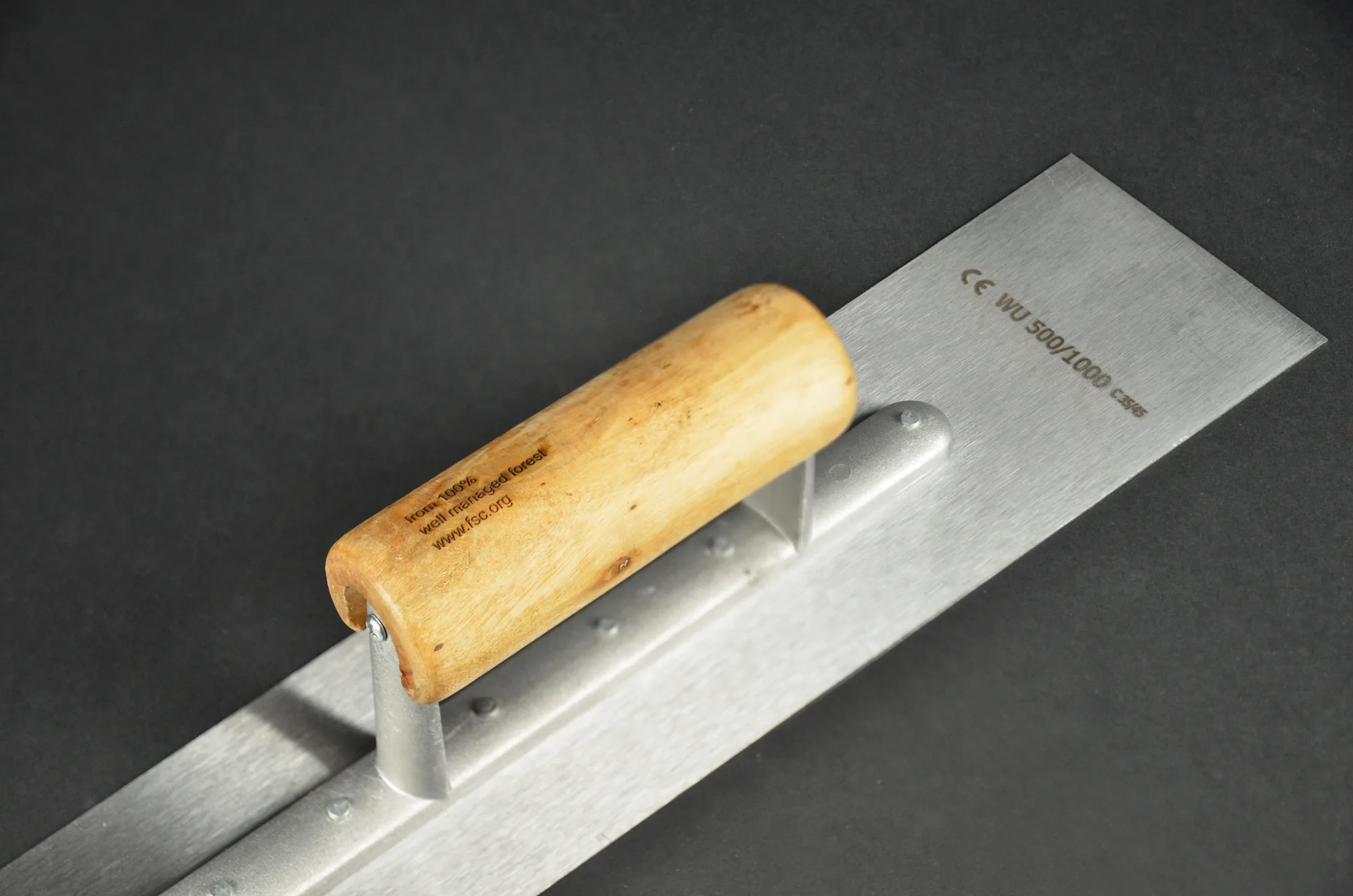 LS900 Edge grabando madera y metal