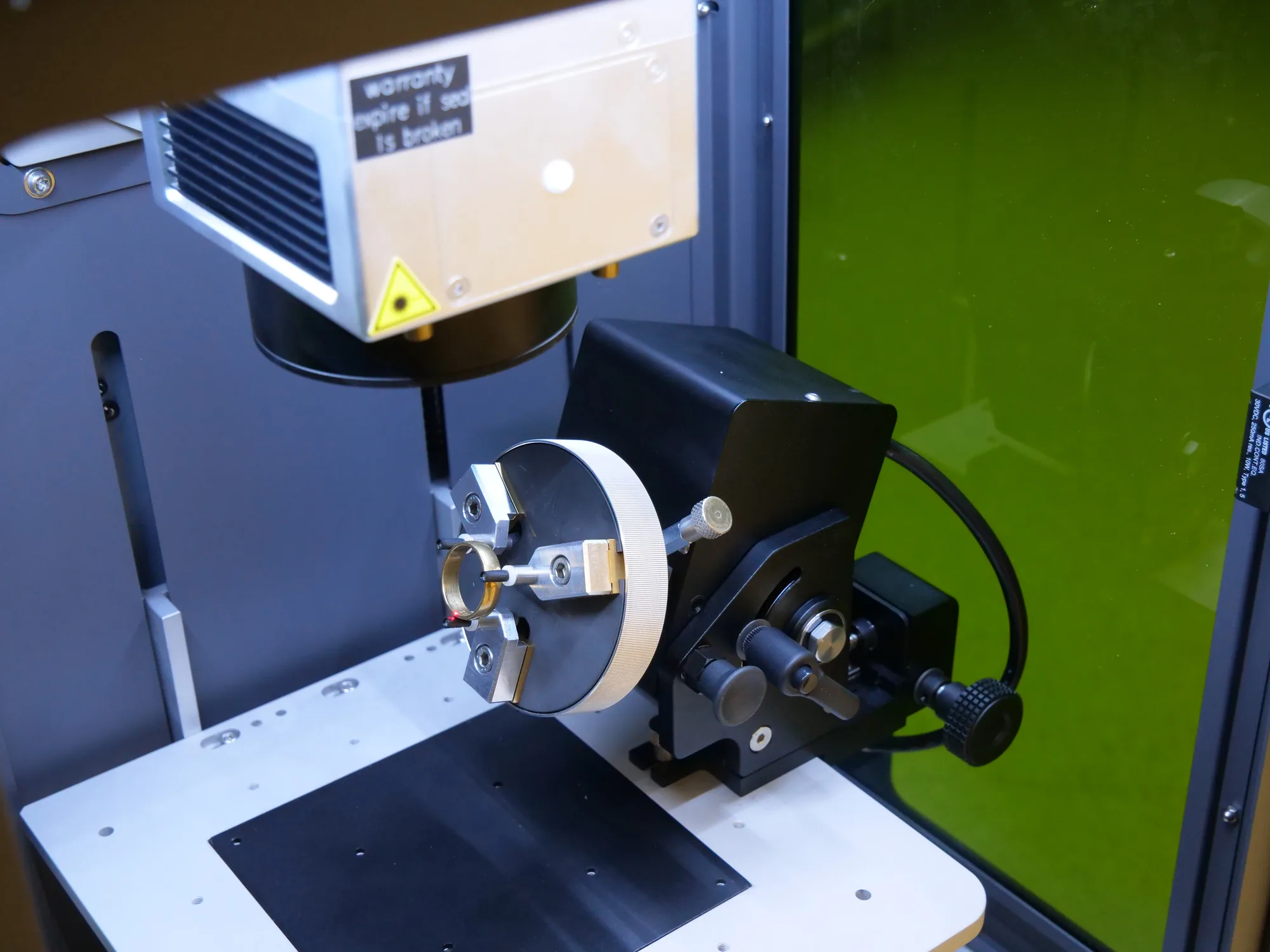 Dispositivo rotativo de la WeLase grabando un anillo