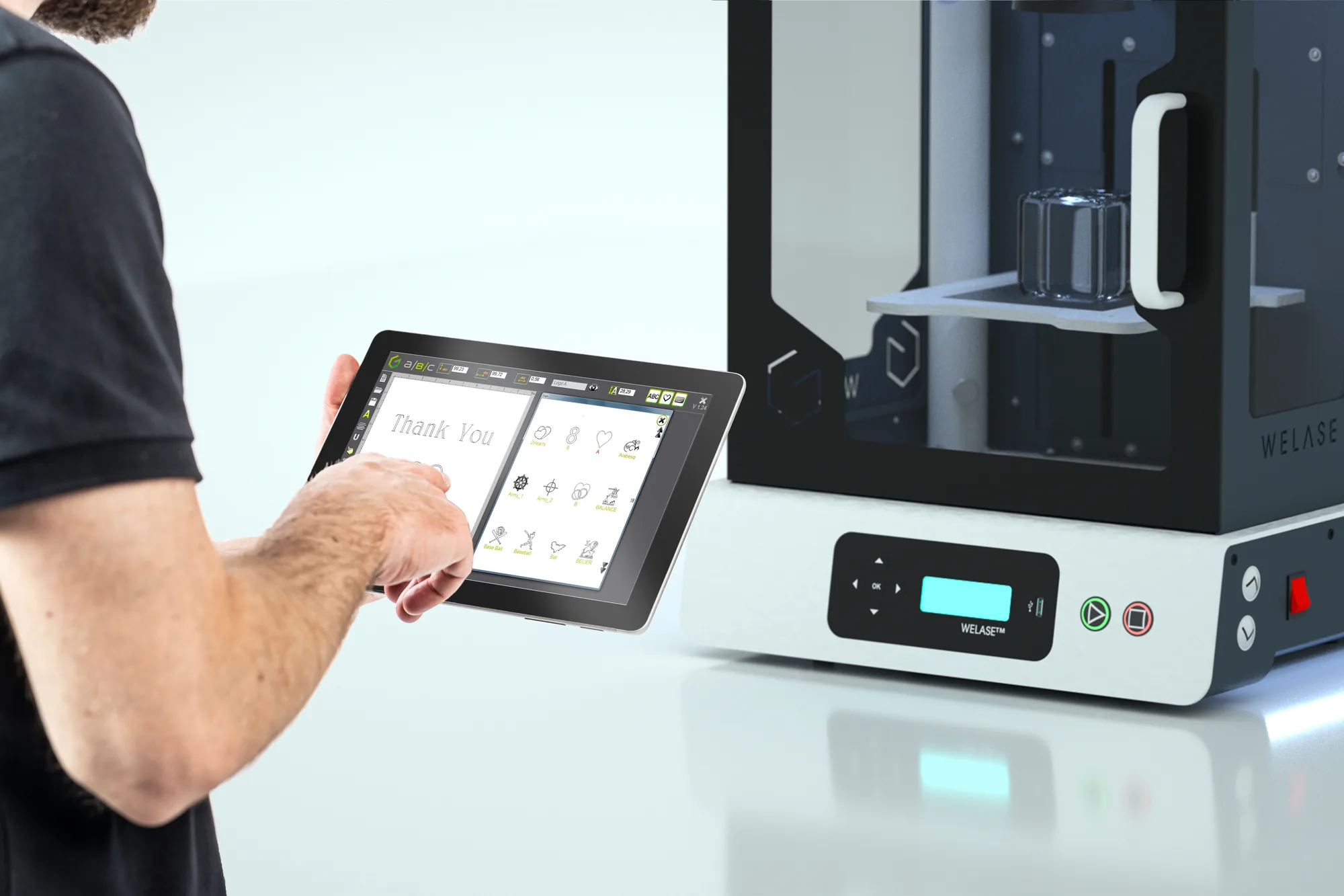 WeLase operada desde una tablet con el software ABC