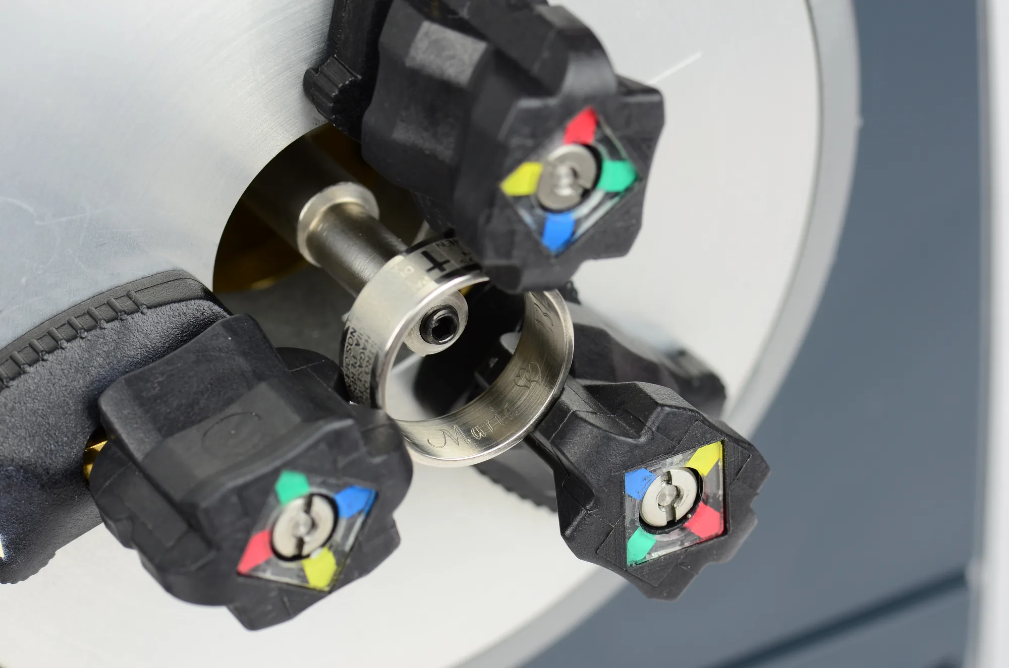 M10 Jewel grabando el interior de un anillo con punta de diamante