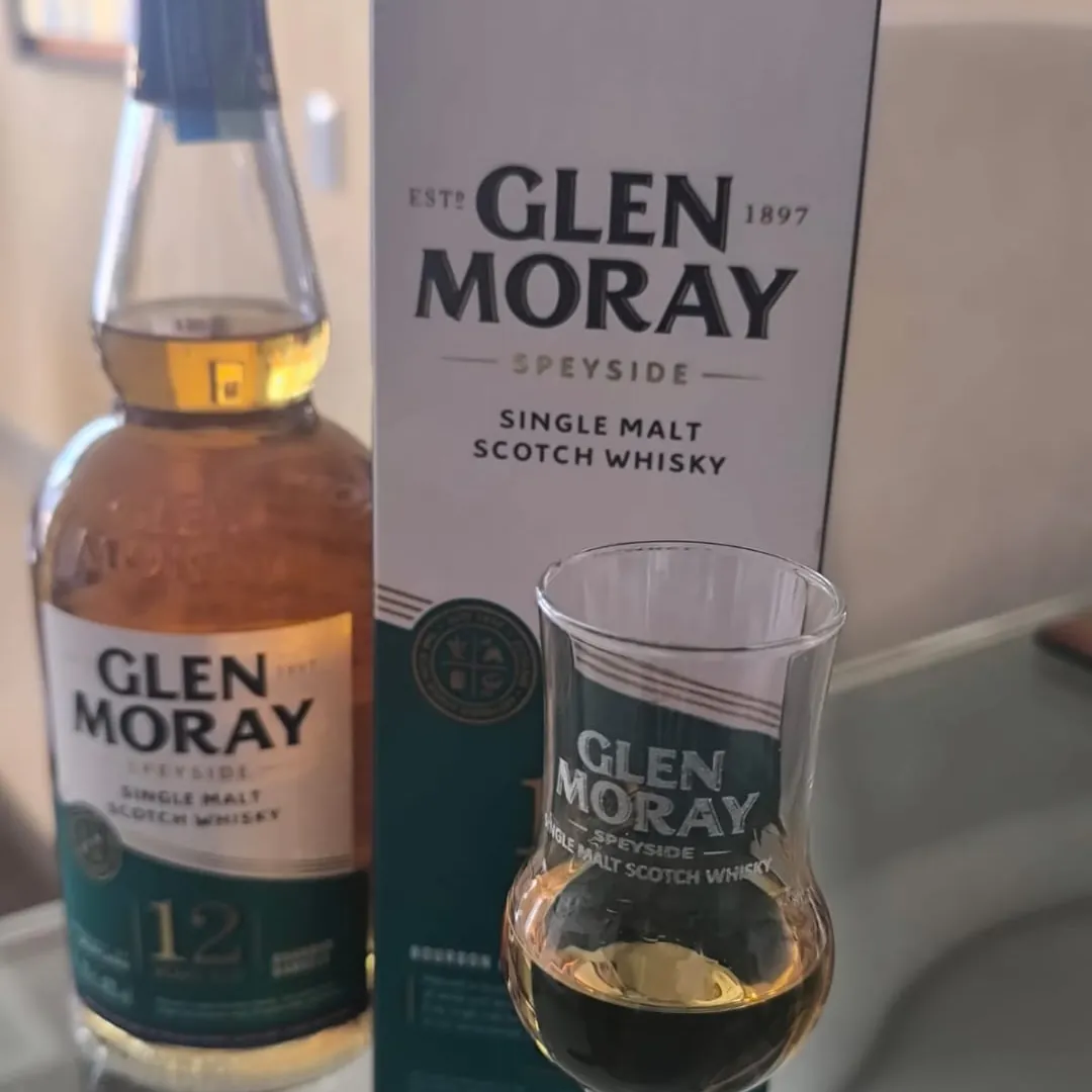 Copa de whisky grabada