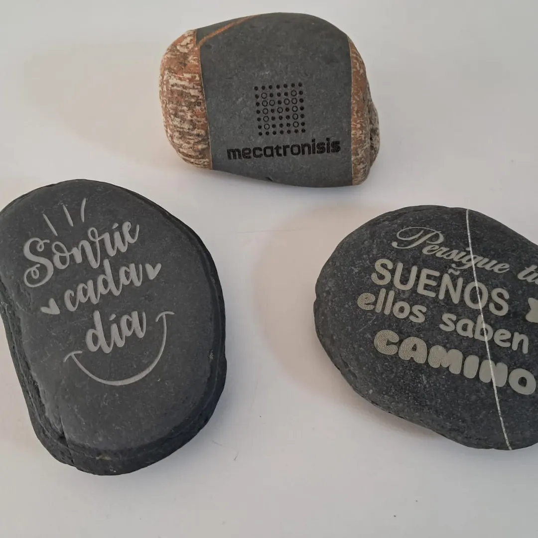 Piedras grabadas con mensajes