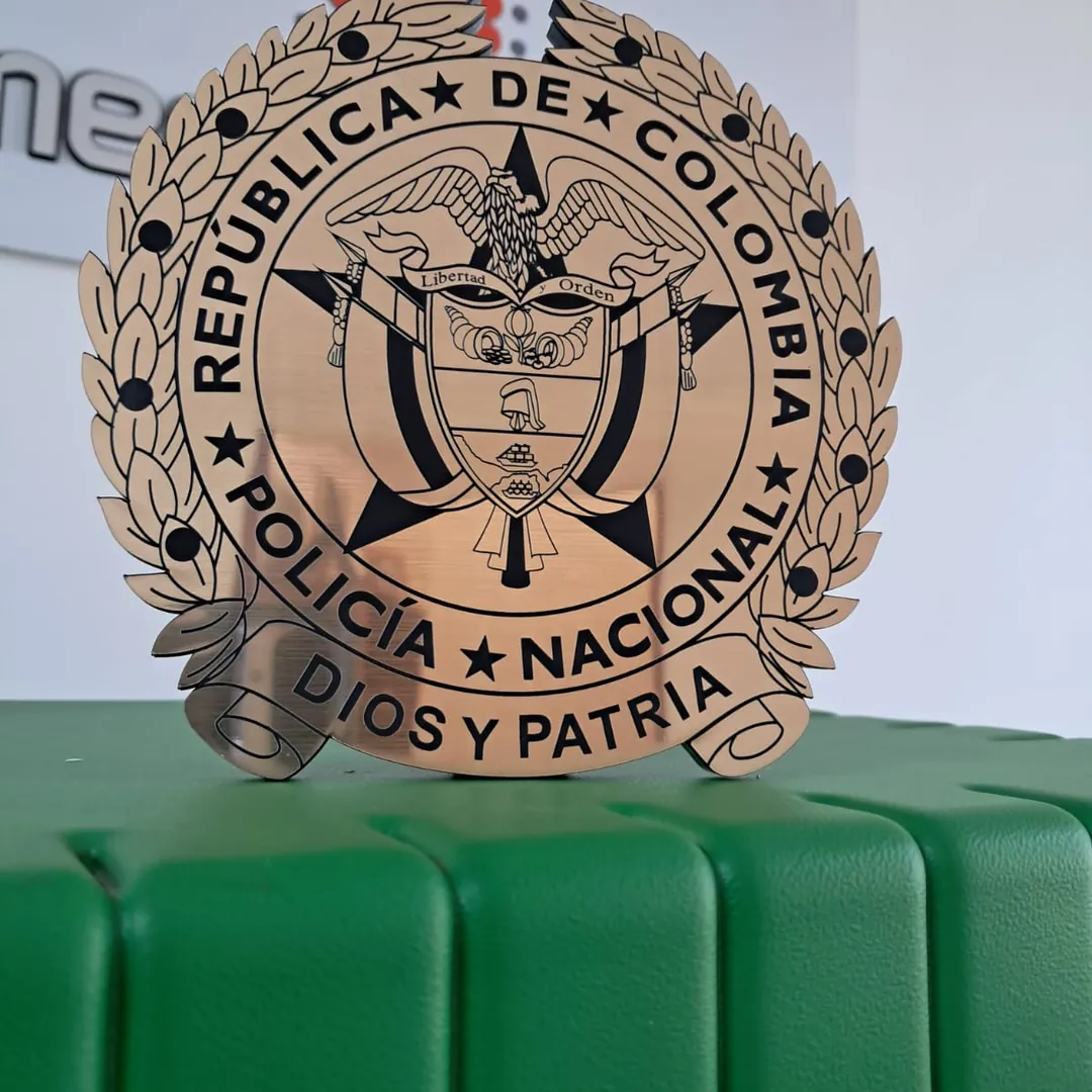 Placa institucional grabada — Policía Nacional