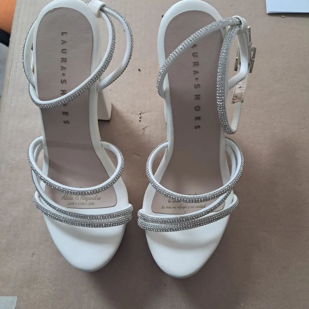 Zapatos de novia grabados